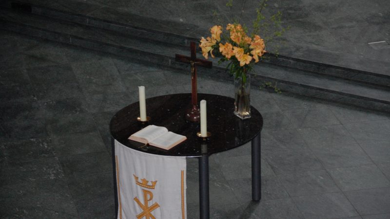 Altar der Heilig Kreuz Kirche mit Kerzen und Blumen